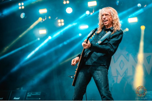 Vocalista do Saxon, Biff Byford divulga o álbum solo School of Hard Knocks